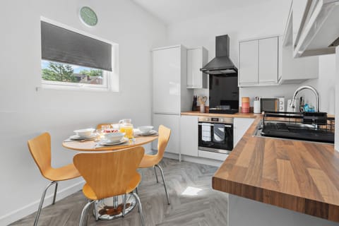 Kitchen and dining area for 4