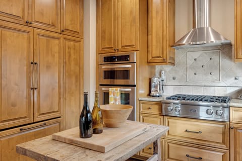 Fully equipped kitchen.