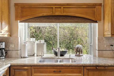 Fully equipped kitchen.