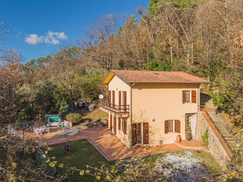 Apartment, Residential Area, Condominium, Commercial Building, Mixed-Use, Parking, Family Car, Balcony, Brutalist Architecture