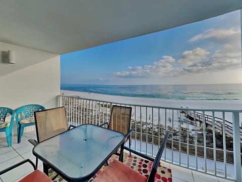 Private Gulf-Front Balcony with Outdoor Dining