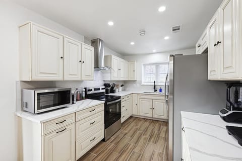 Bright, cheerful, and here to make your culinary adventures that much better, this fully equipped kitchen has everything from the all-important coffee machine to stainless steel appliances.