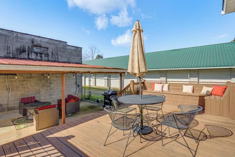 Outdoor Dining Area | Charcoal Grill | Fire Pits