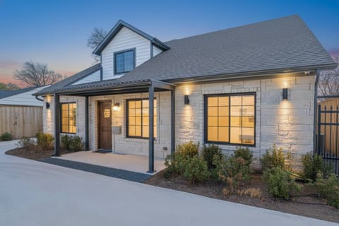Newly Renovated - The Inwood House - Prime Location