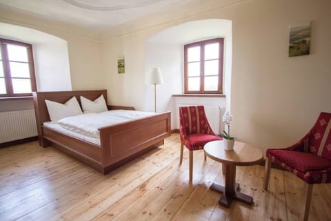 Room 6 - Bed and seating area