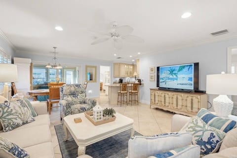Comfortable furniture, big screen TV: perfect combo to lounge around