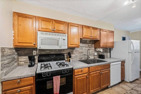 Fully equipped kitchen with stove & modern appliances