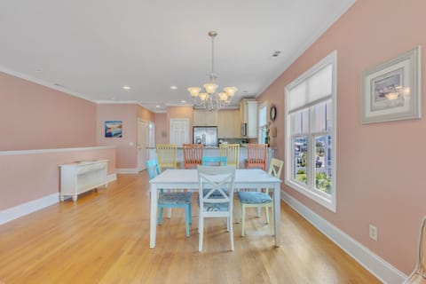 Seaside Hugs-Dining Room