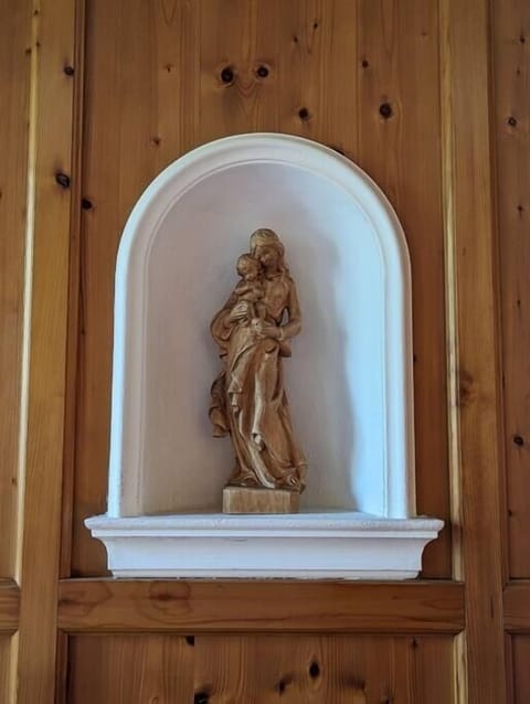 Wood sculputure in tyrolean dining area