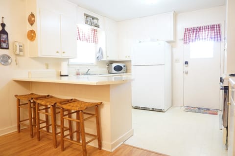 Cozy well-equipped kitchen. Refrigerator & freezer with ice-maker, Microwave.  