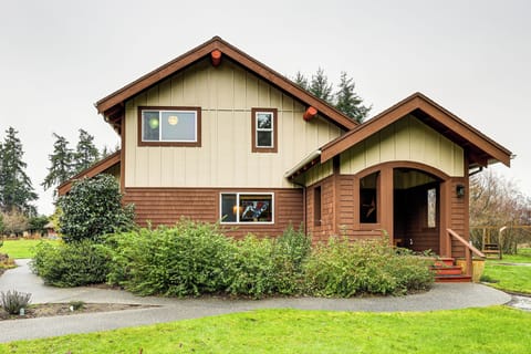 Port Angeles Vacation Rental | 3BR | 2.5BA | 2,114 Sq Ft | 3 Steps to Enter