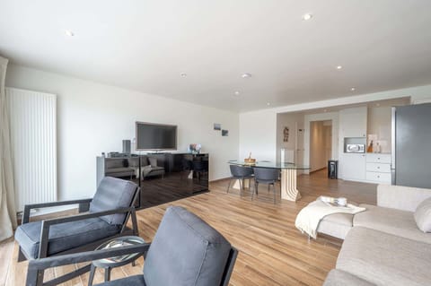 Spacious living room