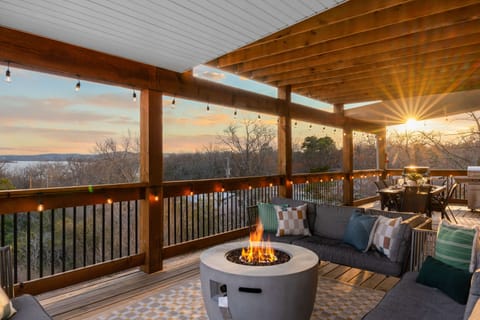The perfect spot to unwind! Enjoy the warmth of the fire pit while sharing laughs, making memories, and soaking in the peaceful outdoor ambiance. ✨🔥