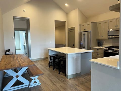 Spacious well-stocked eat-in kitchen