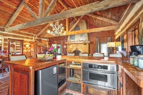 Appliances in the kitchenette