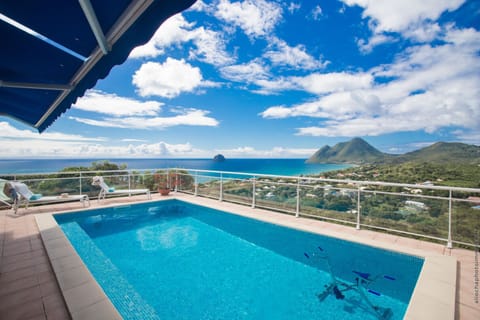 Renting the Blue Line villa is the guarantee of an exceptional stay in Diamant in Martinique. Enjoy its swimming pool and terrace facing the sea.