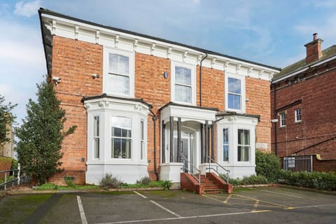 Apartment 4, Upton House, Northampton - Host & Stay
