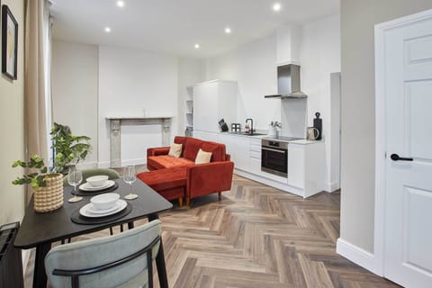 Apartment 4, Upton House, Northampton - Host & Stay