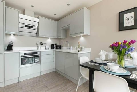 Modern kitchen – sleek design with everything you need.