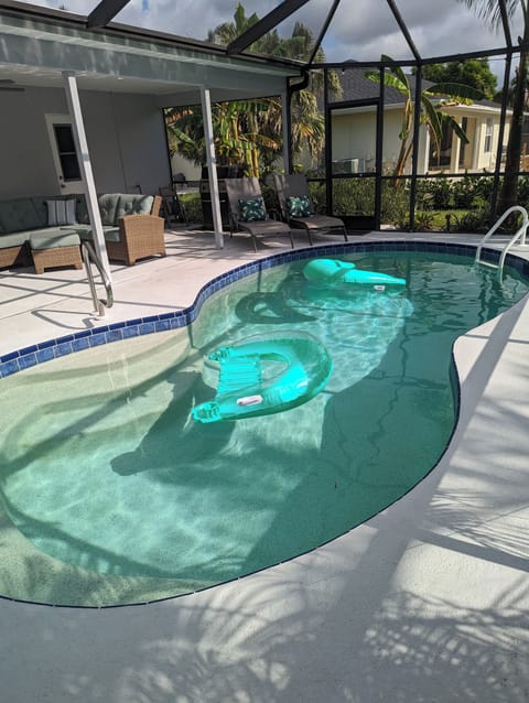 Heated Salt Water Pool & Screened Lanai, lots of floats and pool toys available