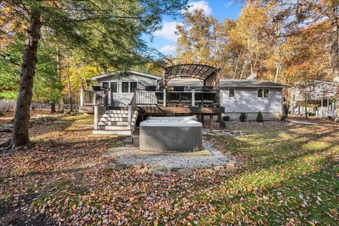 Serene Outdoor Retreat with Hot Tub – Unwind in the heart of nature with this cozy hot tub nestled among tall trees. Whether it’s a crisp morning or a starry night, this spot is perfect for ultimate relaxation.