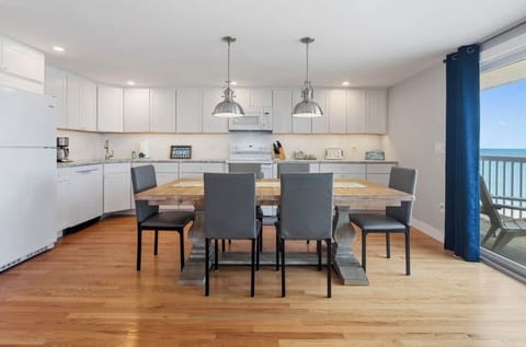 Large dining table to comfortably seats 6.