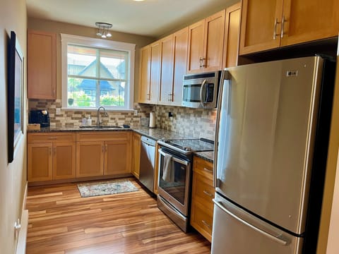 Well-equipped full-size kitchen