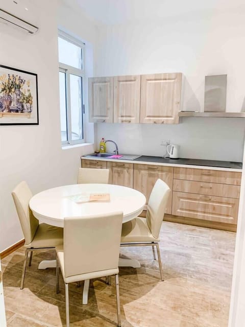 21c25270 3fc9 41b8 a301 f840bd8d2155