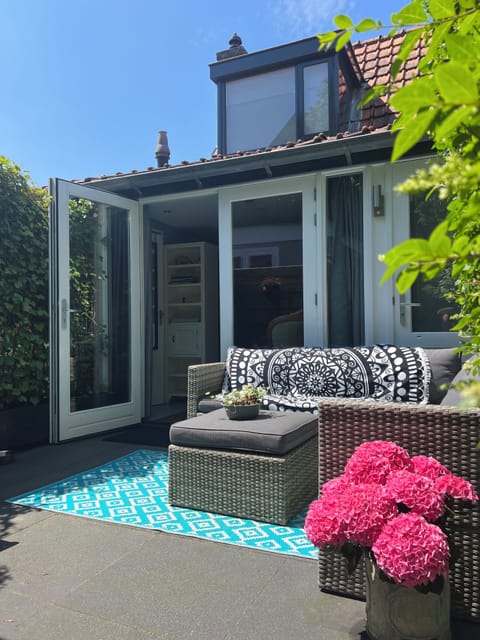 Het zonnige terras met heerlijke loungeset