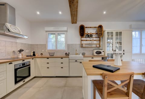 Une vraie cuisine très équipée et son ilot - Domaine des Cyclamens