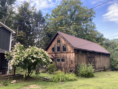Cozy and spacious rustic barn retreat with modern comforts, perfect for a relaxing getaway in nature.