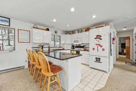 A large peninsula with bar seating for four.