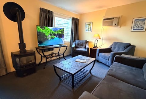Walkable Stowe Condo: Pool, Hot Tub, Fireplace (7444)