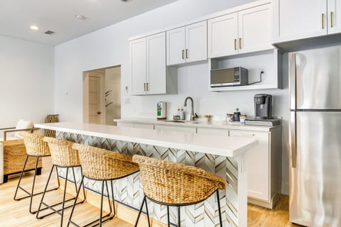 Kitchenette | Breakfast Bar | 1st Floor