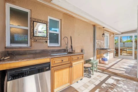 Take your cooking outside with the well-equipped outdoor kitchen, perfect for family dinners and BBQs #TropicalOasis