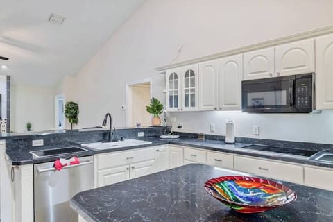 The full kitchen offers everything you need—stainless steel appliances, ample counter space, and a cozy atmosphere for family meals. #GourmetKitchen #CookingMadeEasy