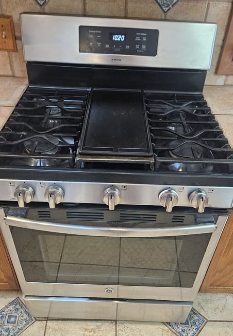 Gas stove with full complement of Stainless steel cookware and nice cutlery