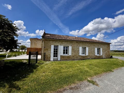 Let yourself be charmed by this authentic stone building typical of the region, dating from the late 18th century. Its preserved character and peaceful atmosphere make it an ideal place to unwind.