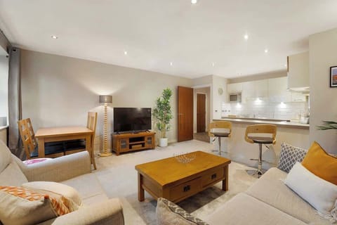 Cosy living room equipped with a SMART TV with Netflix and a comfortable sofa to sit down and relax.