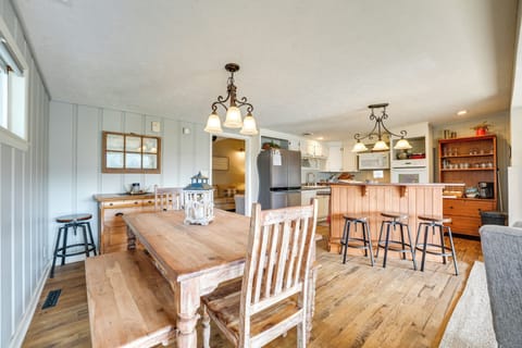 Dining Area | Dishware/Flatware Provided