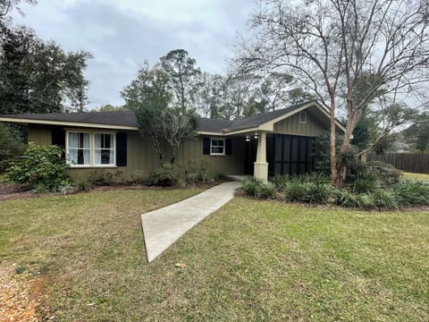 Simply Magnolia is a duplex located within walking distance of Magnolia River.