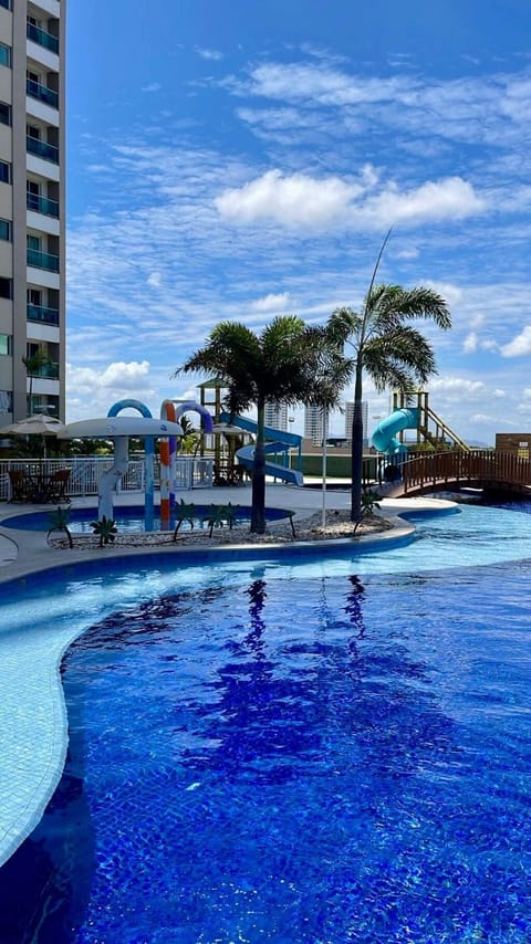 Piscina da area de lazer, adulto e infantil, com escorregador e outros brinquedo