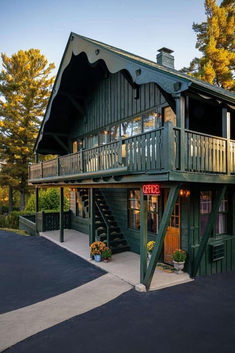 Copy of 074-townhouse-lodge-fall-2023-web-exterior