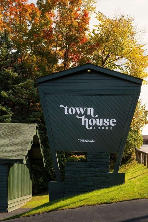 001-townhouse-lodge-fall-2023-web-exterior