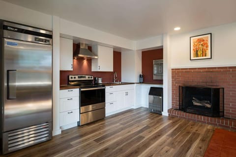 042-townhouse-lodge-fall-2023-web-lobby