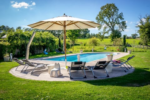 piscine privée chauffée 5X10 Domaine de Louveraude en Nouvelle Aquitaine