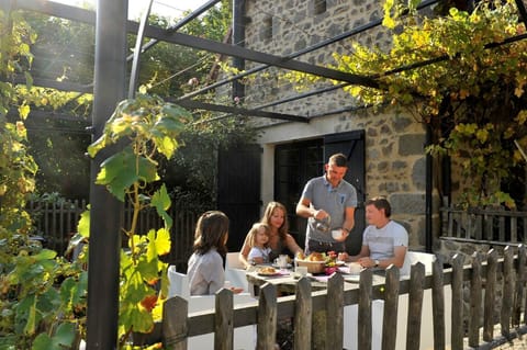 terrase sous pergola de la Pichonna cottage de charme 5 étoiles du Domaine de Louveraude
