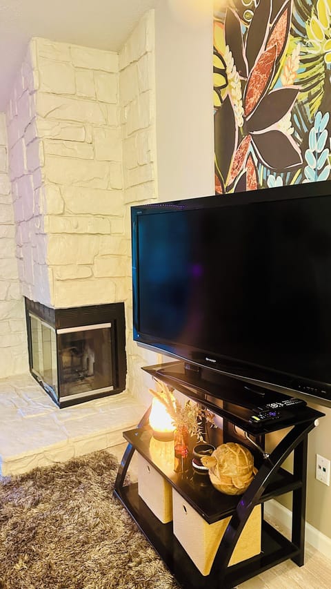 TV / Fireplace