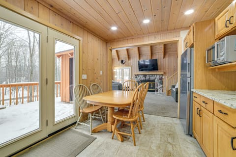 Dining Area | Dishware/Flatware Provided | 2nd Floor