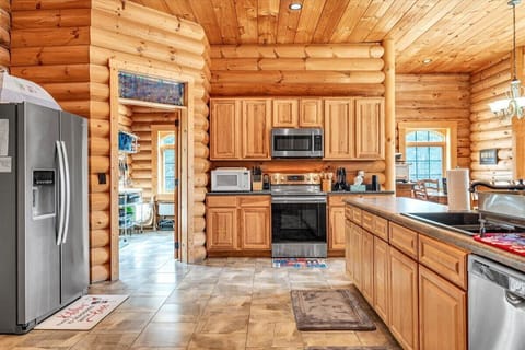 All our rental homes feature fully stocked kitchens and dining tables.   Cookware and dining ware in abundance.